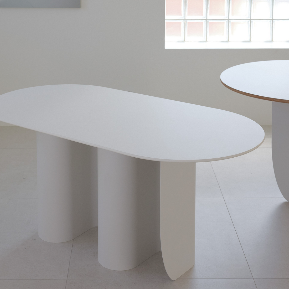 SILHOUETTE OVAL TABLE