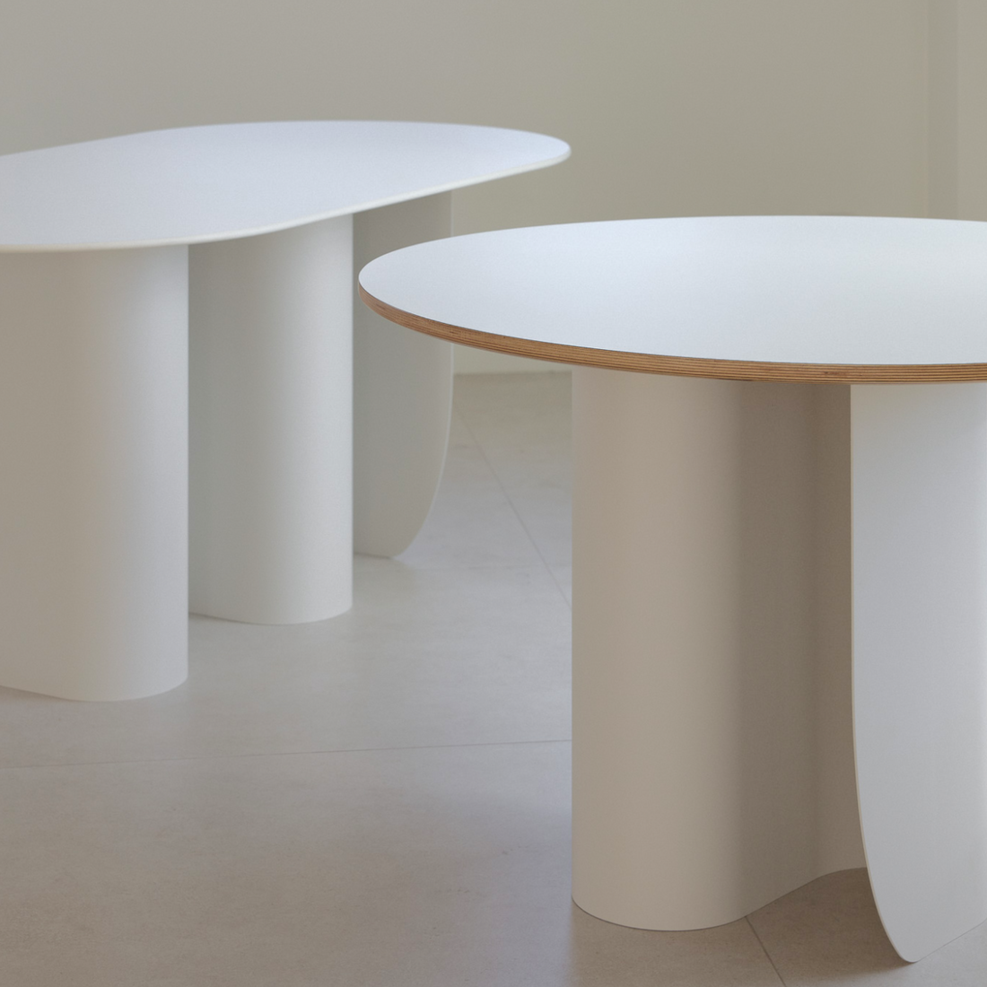 SILHOUETTE OVAL TABLE