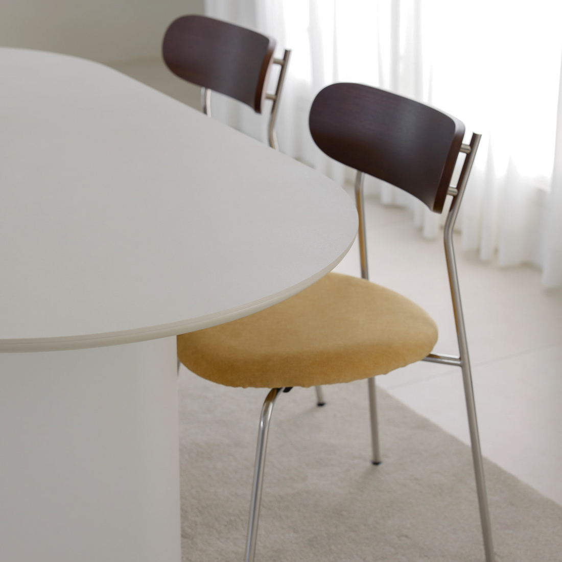 SILHOUETTE OVAL TABLE