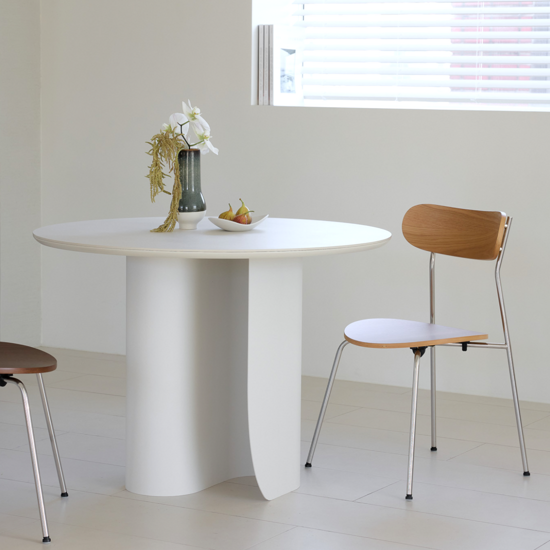 SILHOUETTE ROUND TABLE